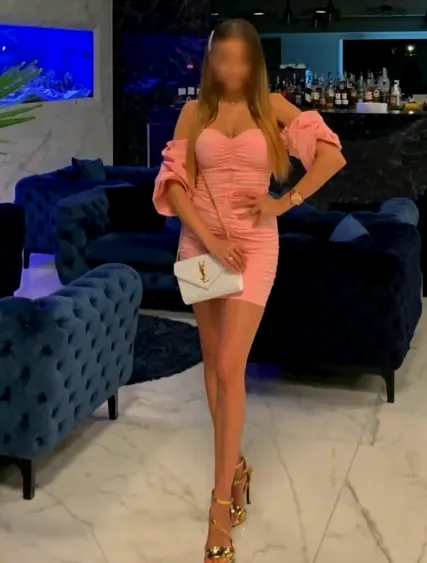 Büsra, 25