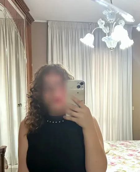 Büsra, 21