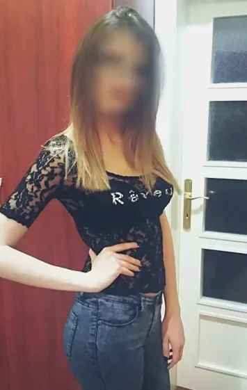 Larissa, 32