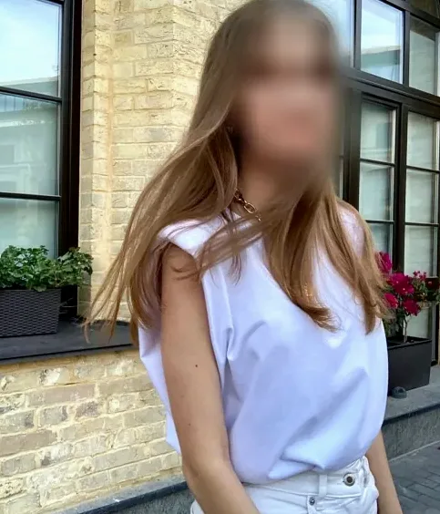 Viktoria, 23